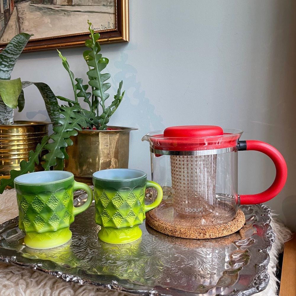 2 fireking green coffee mugs in pristine condition.